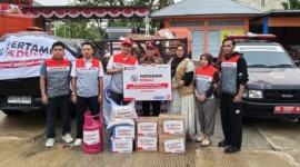 Pertamina menyalurkan bantuan logistik untuk meringankan beban warga terdampak banjir di Kota Padang. (Foto: Pemko Padang)