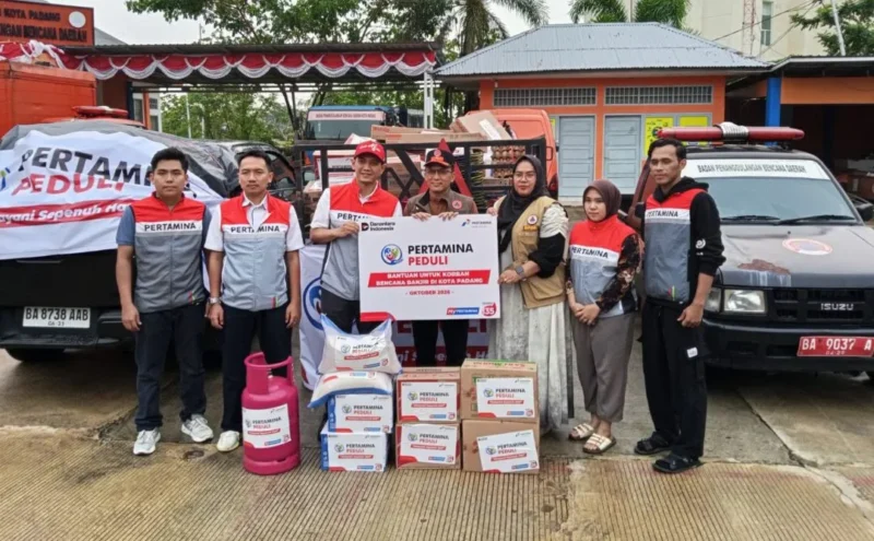 Pertamina menyalurkan bantuan logistik untuk meringankan beban warga terdampak banjir di Kota Padang. (Foto: Pemko Padang)