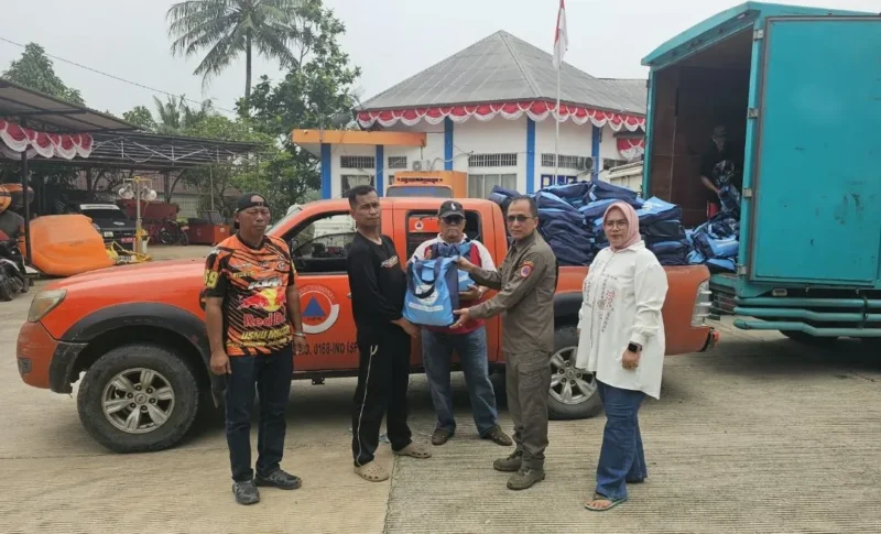 Wapres salurkan 1.700 paket sembako dan bantuan logistik untuk warga terdampak banjir Padang. (Foto: Pemko Padang)
