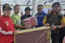 Kemensos menyalurkan bantuan bagi korban banjir bandang Padang. (Foto: Kemensos)