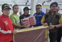 Kemensos menyalurkan bantuan bagi korban banjir bandang Padang. (Foto: Kemensos)
