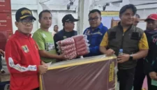 Kemensos menyalurkan bantuan bagi korban banjir bandang Padang. (Foto: Kemensos)