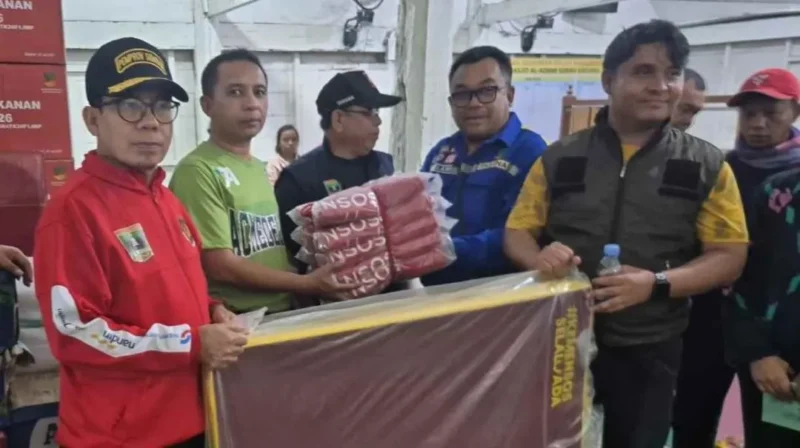 Kemensos menyalurkan bantuan bagi korban banjir bandang Padang. (Foto: Kemensos)