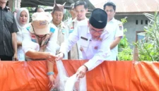 Wakil Wali Kota Padang, Maigus Nasir menebarkan bibit ikan saat meresmikan Kampung Budi Daya Ikan Air Tawar di kawasan Koto Parak, Jalan Djamaluddin Wak Ketok, Kelurahan Pisang, Kecamatan Pauh, Rabu (28/10/2026). (Foto: Pemko Padang)