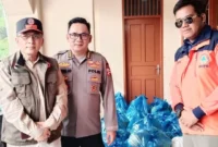 Satgas PRR Pusat bersama PT Hutama Karya menyerahkan bantuan sembako untuk warga terdampak banjir Padang, Kamis (15/10/2026). (Foto: Pemko Padang)