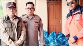Satgas PRR Pusat bersama PT Hutama Karya menyerahkan bantuan sembako untuk warga terdampak banjir Padang, Kamis (15/10/2026). (Foto: Pemko Padang)