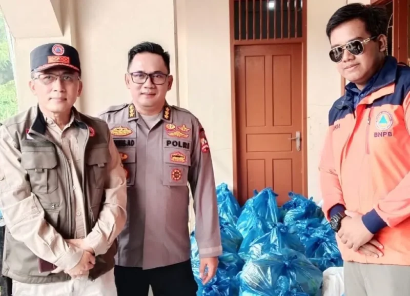 Satgas PRR Pusat bersama PT Hutama Karya menyerahkan bantuan sembako untuk warga terdampak banjir Padang, Kamis (15/10/2026). (Foto: Pemko Padang)
