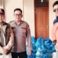 Satgas PRR Pusat bersama PT Hutama Karya menyerahkan bantuan sembako untuk warga terdampak banjir Padang, Kamis (15/10/2026). (Foto: Pemko Padang)