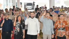 Wali Kota Padang, Fadly Amran menghadiri Bedah Buku Pancasila untuk Pemula karya Ketua Komisi XIII DPR RI, Willy Aditya, di Palanta Kediaman Resmi Wali Kota, Jumat (30/10/2026). (Foto: Pemko Padang)