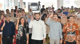 Wali Kota Padang, Fadly Amran menghadiri Bedah Buku Pancasila untuk Pemula karya Ketua Komisi XIII DPR RI, Willy Aditya, di Palanta Kediaman Resmi Wali Kota, Jumat (30/10/2026). (Foto: Pemko Padang)