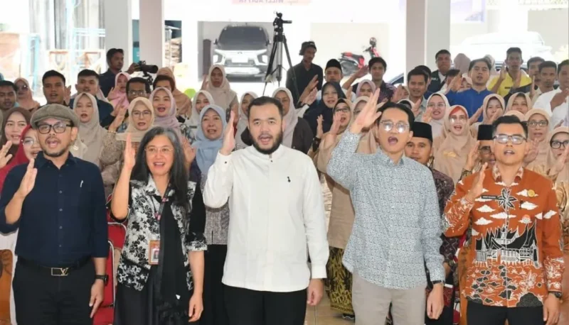 Wali Kota Padang, Fadly Amran menghadiri Bedah Buku Pancasila untuk Pemula karya Ketua Komisi XIII DPR RI, Willy Aditya, di Palanta Kediaman Resmi Wali Kota, Jumat (30/10/2026). (Foto: Pemko Padang)