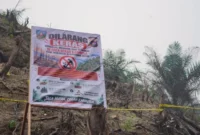 Polres Dharmasraya memasang garis polisi dan papan larangan di lahan bekas karhutla di Bukit Lantak, Tabek, Kecamatan Timpeh. (Foto: Diskominfo Dharmasraya)