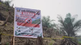 Polres Dharmasraya memasang garis polisi dan papan larangan di lahan bekas karhutla di Bukit Lantak, Tabek, Kecamatan Timpeh. (Foto: Diskominfo Dharmasraya)