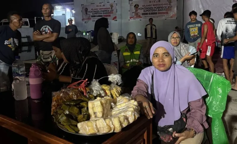 Porprov Sumbar 2026 mendongkrak omzet pelaku UMKM di Padang. Pemko memfasilitasi 32 UMKM di enam titik pertandingan untuk menjangkau pasar lebih luas. (Foto: Pemko Padang)