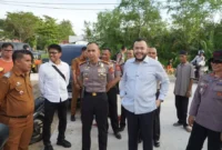 Wali Kota Padang Fadly Amran meninjau pengerjaan betonisasi jalan lingkungan di kawasan jembatan Markas Makosat Brimob Polda Sumbar. (Foto: Pemko Padang)