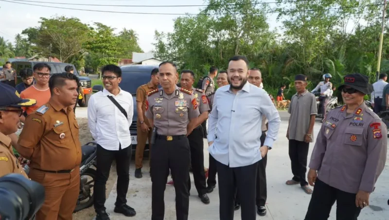 Wali Kota Padang Fadly Amran meninjau pengerjaan betonisasi jalan lingkungan di kawasan jembatan Markas Makosat Brimob Polda Sumbar. (Foto: Pemko Padang)