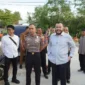 Wali Kota Padang Fadly Amran meninjau pengerjaan betonisasi jalan lingkungan di kawasan jembatan Markas Makosat Brimob Polda Sumbar. (Foto: Pemko Padang)