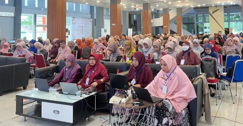 Para guru SMP se-Kota Padang mengikuti Bimtek Pengembangan Konten Digital Pendidikan di Youth Center Kota Padang. (Foto: Pemko Padang)