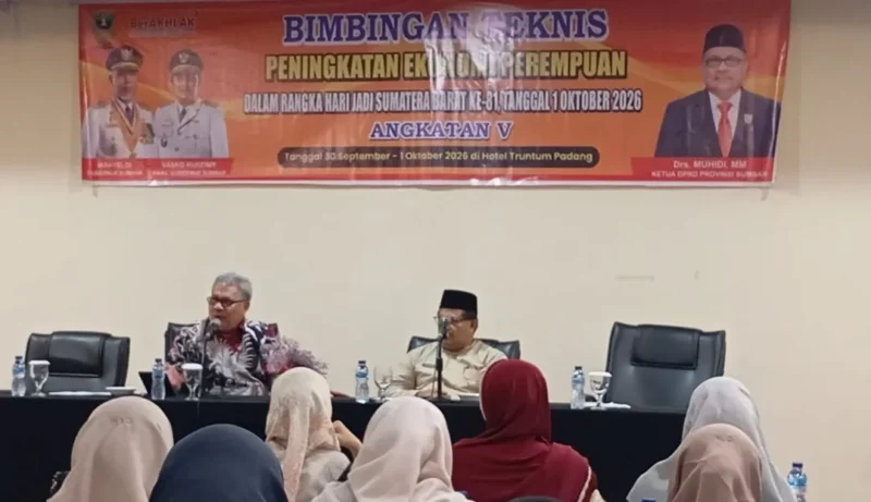 Ketua DPRD Sumbar, Muhidi saat menghadiri Bimtek Peningkatan Ekonomi Perempuan Angkatan V. (Foto: Ist)