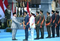 Presiden Prabowo Subianto menganugerahkan Tanda Kehormatan Bintang Mahaputera kepada tujuh tokoh TNI pada Peringatan HUT Ke-81 TNI 2026 di Cilangkap, Jakarta, Senin (5/10/2026). (Foto: BPMI Setpres)
