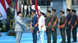 Presiden Prabowo Subianto menganugerahkan Tanda Kehormatan Bintang Mahaputera kepada tujuh tokoh TNI pada Peringatan HUT Ke-81 TNI 2026 di Cilangkap, Jakarta, Senin (5/10/2026). (Foto: BPMI Setpres)