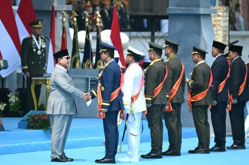 Presiden Prabowo Subianto menganugerahkan Tanda Kehormatan Bintang Mahaputera kepada tujuh tokoh TNI pada Peringatan HUT Ke-81 TNI 2026 di Cilangkap, Jakarta, Senin (5/10/2026). (Foto: BPMI Setpres)