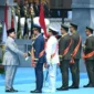 Presiden Prabowo Subianto menganugerahkan Tanda Kehormatan Bintang Mahaputera kepada tujuh tokoh TNI pada Peringatan HUT Ke-81 TNI 2026 di Cilangkap, Jakarta, Senin (5/10/2026). (Foto: BPMI Setpres)