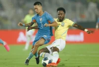 Pemain Brasil Vinicius berebut bola dengan pemain India dalam laga uji coba FIFA Matchday di Salt Lake Stadium, Sabtu (3/10/2026) malam WIB. (Foto: IG @brasil)