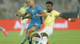 Pemain Brasil Vinicius berebut bola dengan pemain India dalam laga uji coba FIFA Matchday di Salt Lake Stadium, Sabtu (3/10/2026) malam WIB. (Foto: IG @brasil)