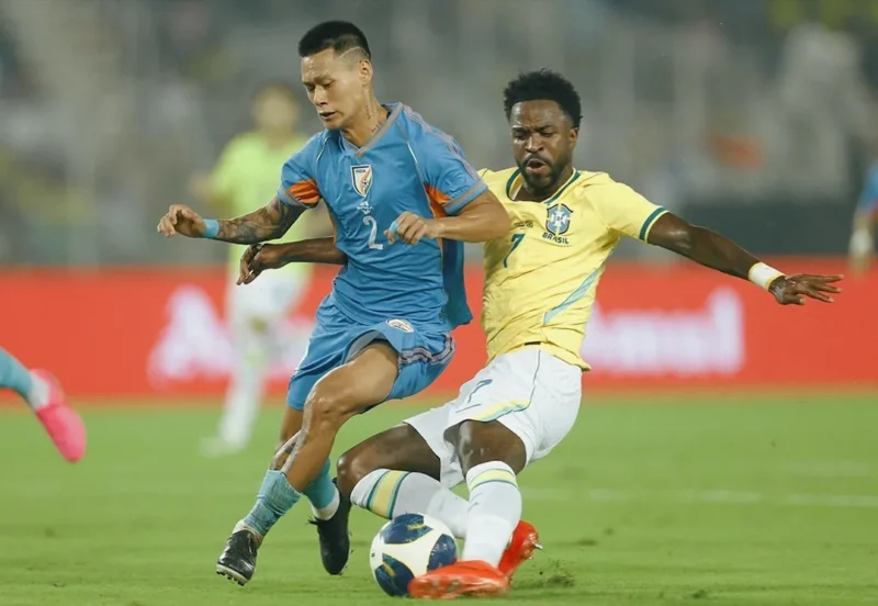 Pemain Brasil Vinicius berebut bola dengan pemain India dalam laga uji coba FIFA Matchday di Salt Lake Stadium, Sabtu (3/10/2026) malam WIB. (Foto: IG @brasil)