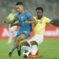 Pemain Brasil Vinicius berebut bola dengan pemain India dalam laga uji coba FIFA Matchday di Salt Lake Stadium, Sabtu (3/10/2026) malam WIB. (Foto: IG @brasil)