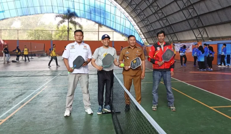 Wali Kota Bukittinggi, Ramlan Nurmatias membuka cabor Pickleball Porprov XVI Sumbar 2026 di GOR Bermawi, Senin (5/10/2026). (Foto: Diskominfo Bukittinggi)