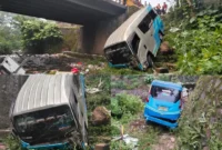 Bus angkutan Sarah hilang kendali dan masuk ke jurang di jembatan Ujung Guguk, Kecamatan Baso, Kabupaten Agam, Sabtu (17/10/2026). (Foto: Satlantas Polresta Bukittinggi)