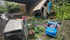 Bus angkutan Sarah hilang kendali dan masuk ke jurang di jembatan Ujung Guguk, Kecamatan Baso, Kabupaten Agam, Sabtu (17/10/2026). (Foto: Satlantas Polresta Bukittinggi)
