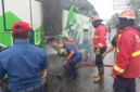 Petugas Damkar Padang memadamkan api yang membakar ban bus EPA Star di Bandar Buat, Kota Padang, Selasa (13/10/2026). (Foto: Dinas Damkar Padang)