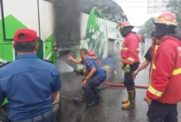 Petugas Damkar Padang memadamkan api yang membakar ban bus EPA Star di Bandar Buat, Kota Padang, Selasa (13/10/2026). (Foto: Dinas Damkar Padang)