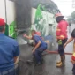 Petugas Damkar Padang memadamkan api yang membakar ban bus EPA Star di Bandar Buat, Kota Padang, Selasa (13/10/2026). (Foto: Dinas Damkar Padang)