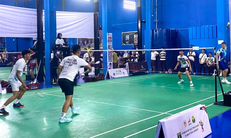 Pertandingan cabor bulutangkis Porprov XVI Sumbar 2026 resmi bergulir di Benteng Badminton Hall, Kota Padang, Minggu (4/10/2026). (Foto: Pemko Padang)