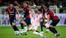 Pemain Juventus terlibat duel perebutan bola dengan pemain Cagliari. (Foto: Juventus.com)