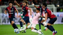 Pemain Juventus terlibat duel perebutan bola dengan pemain Cagliari. (Foto: Juventus.com)