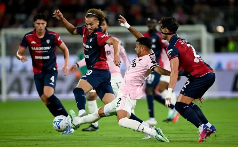 Pemain Juventus terlibat duel perebutan bola dengan pemain Cagliari. (Foto: Juventus.com)