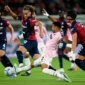 Pemain Juventus terlibat duel perebutan bola dengan pemain Cagliari. (Foto: Juventus.com)
