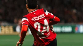 Calvin Verdonk tampil sejak menit pertama saat Lille menelan kekalahan 2-4 dari Galatasaray pada matchday ketiga Liga Champions 2026/2027. (Foto: IG @losclive)
