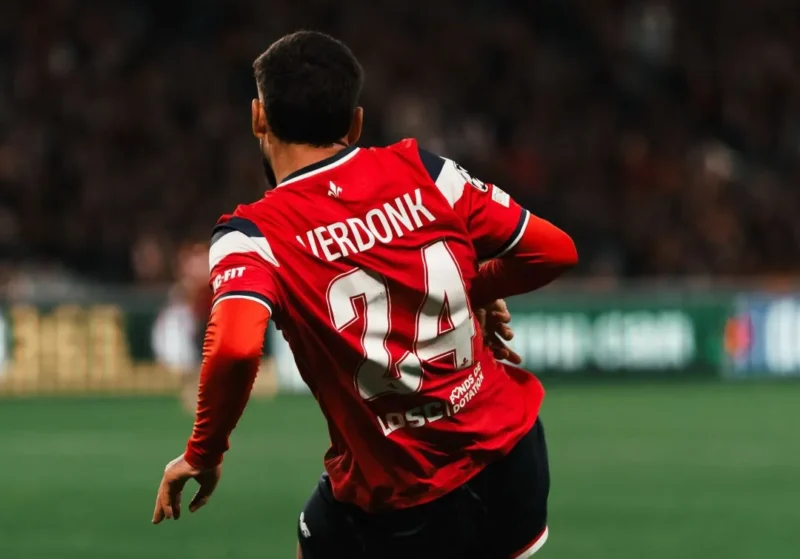 Calvin Verdonk tampil sejak menit pertama saat Lille menelan kekalahan 2-4 dari Galatasaray pada matchday ketiga Liga Champions 2026/2027. (Foto: IG @losclive)