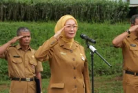 Asisten Administrasi Umum Sekretariat Daerah Kota Padang Corri Saidan saat apel pagi bersama jajaran ASN Pemko Padang di Balai Kota Padang, Aia Pacah, Senin (19/10/2026). (Foto: Pemko Padang)