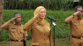 Asisten Administrasi Umum Sekretariat Daerah Kota Padang Corri Saidan saat apel pagi bersama jajaran ASN Pemko Padang di Balai Kota Padang, Aia Pacah, Senin (19/10/2026). (Foto: Pemko Padang)