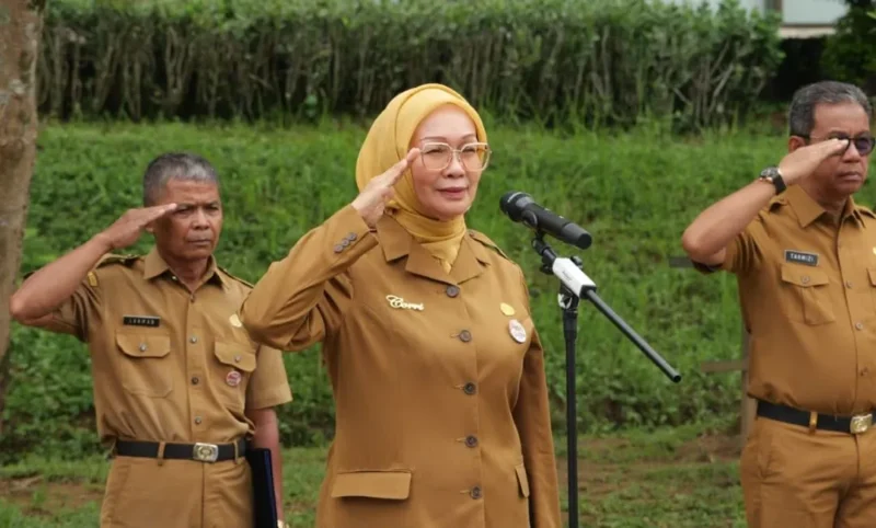 Asisten Administrasi Umum Sekretariat Daerah Kota Padang Corri Saidan saat apel pagi bersama jajaran ASN Pemko Padang di Balai Kota Padang, Aia Pacah, Senin (19/10/2026). (Foto: Pemko Padang)