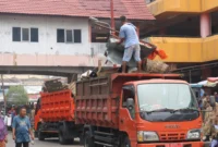 Petugas DLH Padang membersihkan Jalan Sandang Pangan, Pasar Raya, pascapenataan pedagang. (Foto: Pemko Padang)