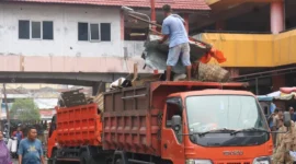 Petugas DLH Padang membersihkan Jalan Sandang Pangan, Pasar Raya, pascapenataan pedagang. (Foto: Pemko Padang)