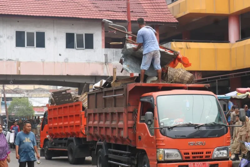 Petugas DLH Padang membersihkan Jalan Sandang Pangan, Pasar Raya, pascapenataan pedagang. (Foto: Pemko Padang)